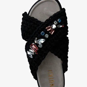 Inuikii tofflor  - Jätte fina Inuikii tofflor som jag har använt några gånger.❤️ Dom är i jättebra skick och bara älskar dem❤️❤️ storlek 40 men passar mig som har i storlek 38❤️❤️ först till kvarn för att få köpa dom för 1500kr❤️box ingår inte ❤️