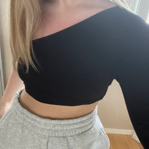 One shoulder topp - One shoulder topp från Boohoo i storlek 38 (uk 10). Frakt 66kr 