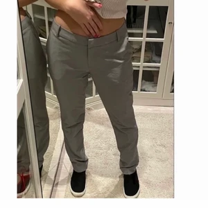 Grå kostymbyxor - Grå lågmidjade kostymbyxor som jag köpte här på plick, skitsnygga men inte fått användning av dem💓 Passar mig som 162 perfekt!