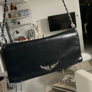 Zadig väska  - Modell:Rock clutch. Jättefint skick, kommer med kort och långt axelband plus zadigpåse. Pris kan diskuteras! 💓Köptes för 3 360 kr.