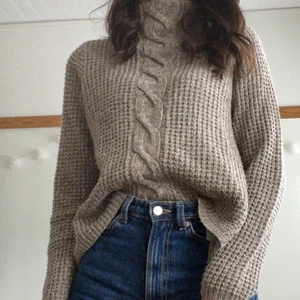 Stickad turtleneck - Denna är så fin å lite retro, men tyvärr används den inte :( den är i superbra skick! 