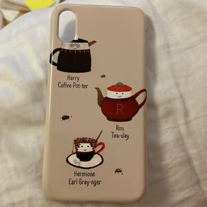 harry potter skal - skal för iphone X och de i samma storlek. Säljer eftersom jag beställde fel modell smart som jag är, alltså är den aldrig använd:) frakt:50kr som du står för❤️