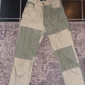 Två färgade jeans - Alldeles för små för mig så kan tyvärr inte ta en bild på, men dom är super snygga, kombo färgerna är grön och beige. Modellen på jeansen är straight.