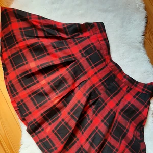Röd svart rutig kjol - 🍒Röd svart rutig kjol, storlek 40 men passar på mig som normalt har 36/38, dragkedja på sidan🍒
