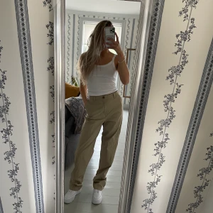 JOSEFINHJ X NA-KD PANTS - Beige byxor från kollektion av JOSEFINE HJ x NA-KD endast använda en gång och otroligt bekväma!