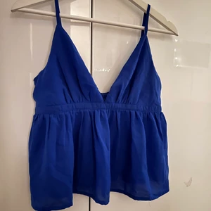 Topp Bikbok  - Superfin topp från Bikbok, aldrig använd av mig men köptes tidigare på Plick. Lite trög dragkedja på sidan men annars jättebra skick! Storlek S