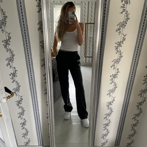 NAKD PU PANTS - Skick: använda 1 gång         Strl:M.     Längd: fullängd (jag är 178) två fickor fram 