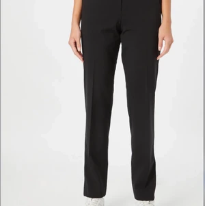 Hugo boss kostymbyxor  - Säljer mina hugo boss byxor, i fint skick. Använda fåtal gånger då dom inte längre passar mig. 
