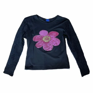 Långärmad y2k tröja - En långärmad svart tröja med en blomma på från 2000-talet. Ärmarna är i spets och är lite genomskinliga. Skulle säga att den passar på xs-s. Skicka gärna om du har några frågor!❤️