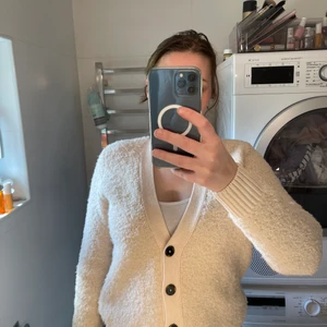 Vit/naturfärgad ullkofta  - Fin ullkofta i väldigt fint skick 