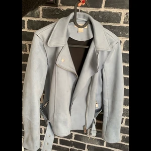 blå mocka skinnjacka - Säljer denna blåa mocka ”skinnjackan” i storlek 34. Jackan är från h&m och aldrig använt den, alltså nyskick. Tyget är i mocka <33