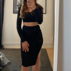 Superfint svart set - Ett super fint svart set med en kjol och matchande topp som passa perfekt nu till sommaren. Kjolen har en slits vid sidan och plaggen är bekväma och stretchiga. Plaggen är aldrig använda (lappen kvar) och är därför i väldigt bra skick.☀️👗
