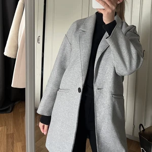 Grå kappa - Säljer denna gråa kappan från zara, storlek xs men passar mig som är en s. Den är använd men ändå i bra skick, köparen står för eventuell fraktkostnad. #kappa 