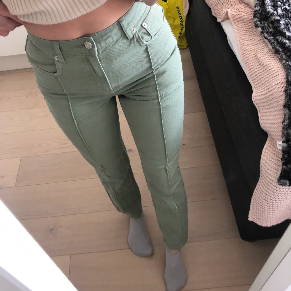 Alldeles nya jeans i grönt, mönstrat jeans-tyg. Endast provade. Storlek 36 och känns rätt i storleken, varken större eller mindre än ”vanlig” S/36. Något croppad och ”lös” passform. Riktigt snygga! 💚. Jeans & Byxor.