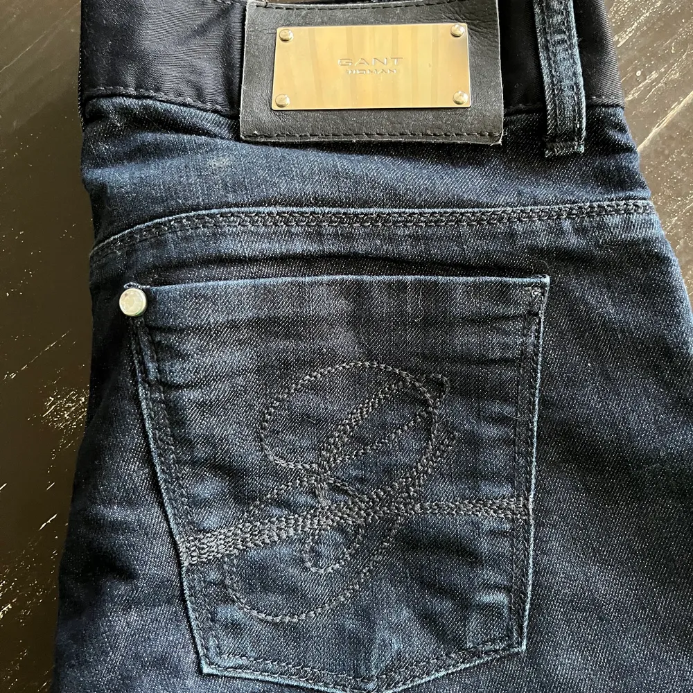 Mörkblåa Gant jeans i fint skick. Snygga detaljer Blingknappar. Sparsamt använda. Storlek S och w28 och ca L 30. Jag har lagt upp dom i längden, de var L 32 från början. . Jeans & Byxor.