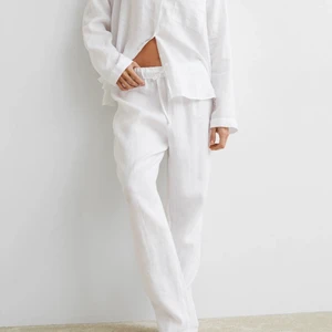 Linne byxor - Säljer dessa oanvända linne byxorna från HM i storlek M då de är för stora för mig! Är helt slutsålda på hemsidan! 