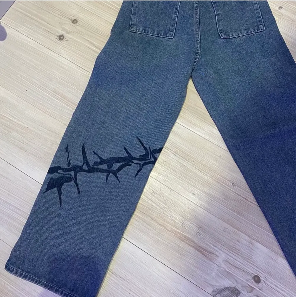 Säljer dessa super coola jeansen som bara är använda en gång!⚡️. Jeans & Byxor.