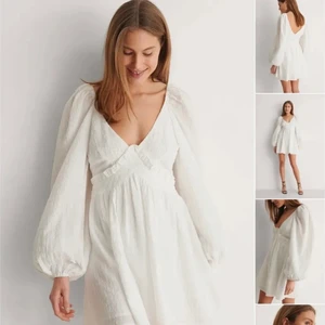 Vit klänning storlek S - Säljer denhär superfina klänning pga för liten för mig. Köpt från Plick men den ser ut som ny 💓 köparen står för frakt om inte de går att fixa att mötas upp