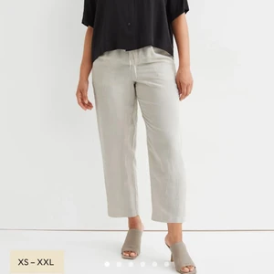 Linnebyxor - Helt nya linnebyxor från H&M. Storlek M. Skickar flera bilder om det önskas. Skulle säga att de passar mellan 155-160cm