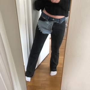 Unika jeans, märket är ”från Ö till A”. Står ingen storlek men de har midjemåttet ca 82 cm. Sitter lågmidjat på mig som är en S 