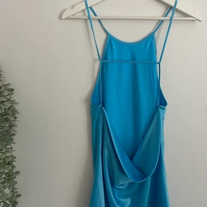 Misslisibell x NA-KD  - Jättefin klänning från misslisibells kollektion med NA-KD, limiterad så finns inte att få tag på längre, aldrig använd❤️‍🔥