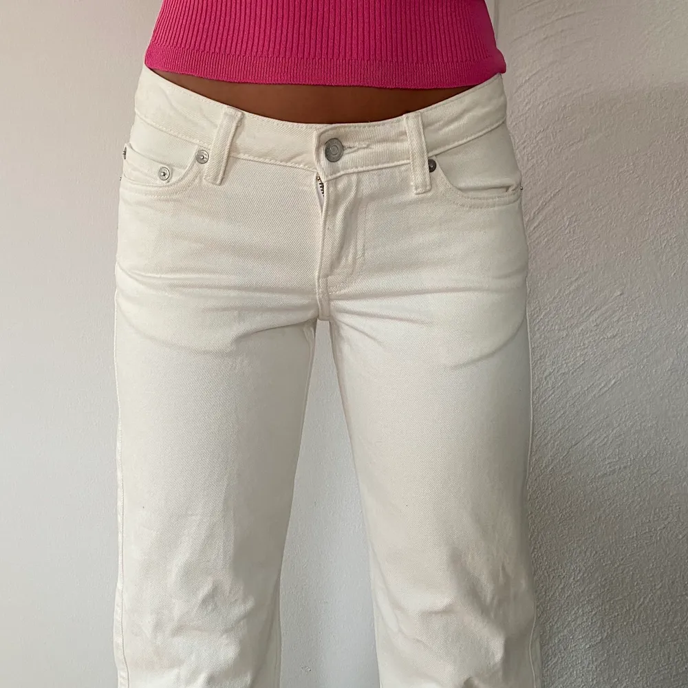 Vita weekday Arrow Jeans, jätte fina men är tyvärr för stora för mig i svanken. Silvriga knappar. Har klippt bort lappen men tror att storklen ska vara 24/30! Aldrig använt:) 🤍. Jeans & Byxor.
