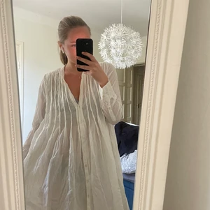 By fe - Aldrig använt, medföljer ett skärp i samma material.