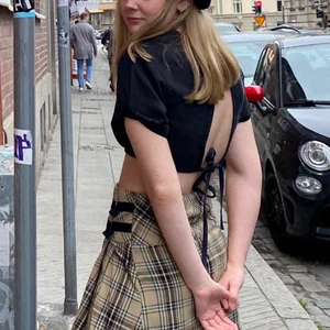 Weekday crop top - Så fin crop top från weekday i svart lite washed-out material. Bara använd en gång för bild. 