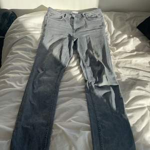 Säljer dessa jeans för att jag tycker som blivit små, men de är väldigt stretchiga och sitter bra i längden (jag är 170)