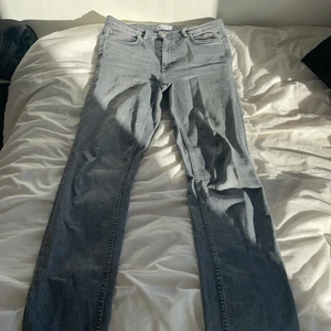 zara jeans grå - Säljer dessa jeans för att jag tycker som blivit små, men de är väldigt stretchiga och sitter bra i längden (jag är 170)