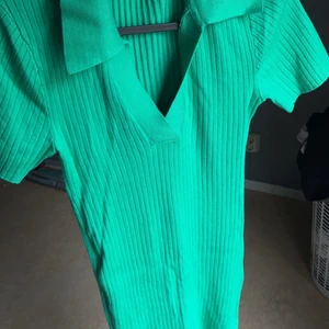 En väldigt fin sommarklänning  - Säljer en jättefin klänning i grön, haft på mig en gång 😀