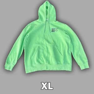 Hoodie 3-pack - Fräscha ljusa hoodies. Den gröna har ett litet slitage på baksidan av hoodiens midjesömn som knappt märks. Skickar gärna bild!