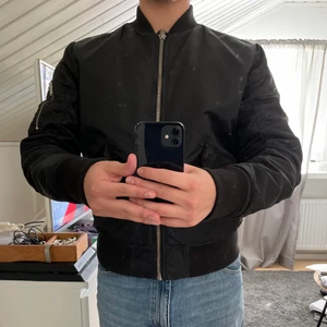 Bomberjacka från Jack & Jones - Bomberjacka från Jack & Jones i Storlek S! Den är använd men fortfarande i väldigt bra skick!