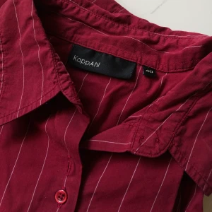 RÖD VIN 🍷 BLUSA  - Hej!! Säljer mina finna blusa från Kappahl ser som ny ut ingen fel med dem.  Kolla gärna in på mina andra annonser, lägger mycke ut nu❤️. Om du har någon fråga det är bara att fråga.😊