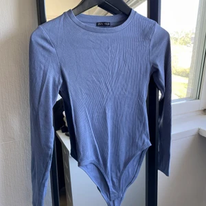 Body från Zara! Helt oanvänd - helt ny body från Zara, helt oanvänd endast testad! Säljer pga passar ej mig