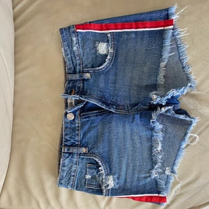 Zara shorts - Säljer dessa snygga Zara jeans shorts med röda detaljer. Fint skick! 