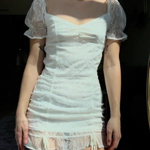 Vit kort sommarklänning i spets H&M - Jag är 165, klänningen är på gränsen för kort för mig. Passar utmärkt på en kortare person st XS/S. Aldrig använd, prislapp sitter kvar. Skulle funka som studentklänning 🤍🤍