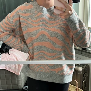 Stickad tröja från H&M - Fin tröja från H&M som inte längre kommer till användning! Något mer använd men fortfarande väldigt fin!
