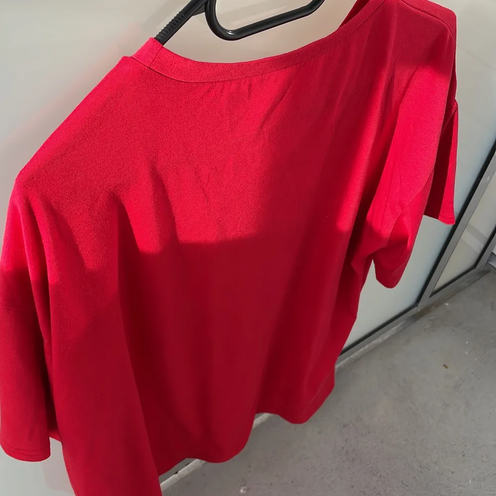 En fin t shirt i färgen röd, använd få tal gånger . T-shirts.