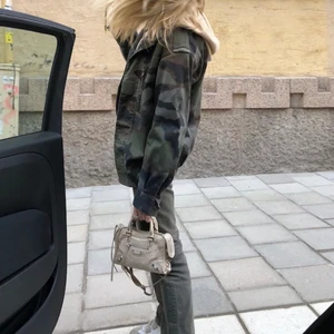 Quatre fillés jacka  - Såå så snygg blå quatre fillés jacka, köpt förra året men inte använt den på länge därför jag säljer. Sitter så nice! Nypris 2500kr, inga slitningar. Köpt på pret a porter på östermalm🌈💕nyskick