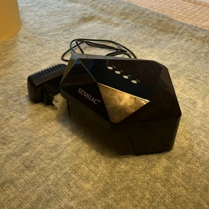 Semilac uv led nagellampa  - Hej fina, jag säljer en uv led nagellampa från semilac som kostar ord. prs 1300kr. Jag har använt den i ungefär 2-3 månader, så den är ganska ny! Pris kan diskuteras ocå!