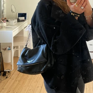 Zadig väska - Kollar intresset på denna väskan❤️‍🔥 köpt här på plick, men ägaren innan mig köpte den ny i januari detta året på FACTORY i Malmö. Nypris cirka 4200kr💞 man får med alla tillbehör och påse, och den är i nyskick med inga synliga slitage!!! 
