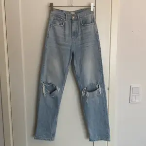 90’s high waist jeans från Gina tricot i storlek 34, färg light blue. Knappt använda så i nyskick. 🌸 köparen står för frakten.