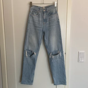 Gina tricot jeans strl 34 - 90’s high waist jeans från Gina tricot i storlek 34, färg light blue. Knappt använda så i nyskick. 🌸 köparen står för frakten.