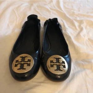 Tory Burch Ballerina  - Varsamt ÄKTA Tory Burch Ballerina skor. 