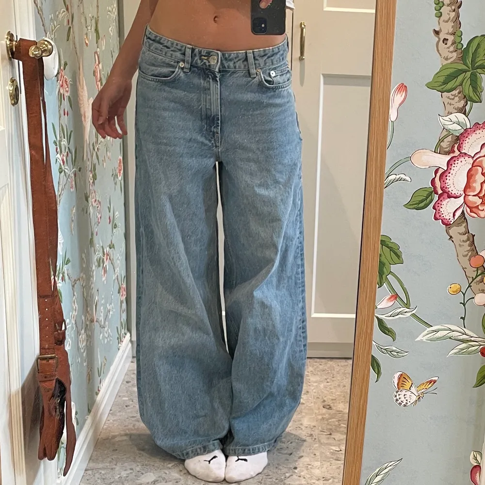 Breda breda jeans från zara med en midrise/lågmidjad modell😋😋 sitter bra i längd på mig som är 1.80, lite baggy då jg brukar ha runt 36 i midja😛. Jeans & Byxor.