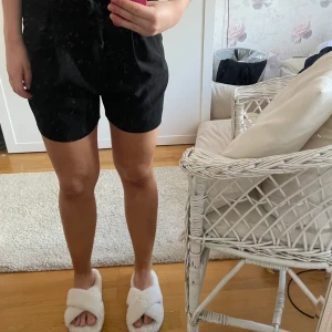 Shorts 2 pack - Svarta och marinblå säljer i två ock! Exakt likadana shorts med knytbart band, rosett !! 350kr för båda!!🥰🚚😍
