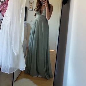 Balklänning  - Vacker balklänning i olivgrön färg i storlek 36/S. Använd en gång tidigare. Enkel att röra sig i och sitter skönt mot kroppen. Jag är 168 cm.