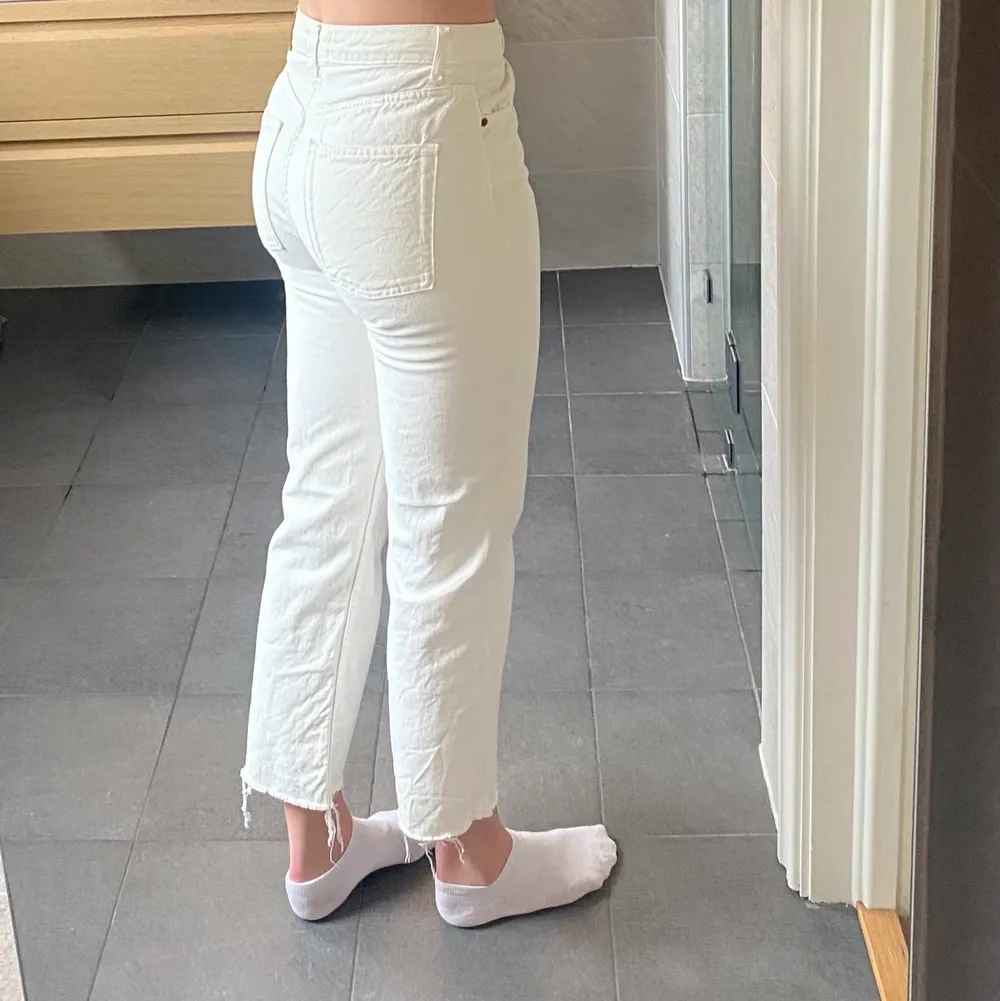 Vita croppade jeans från Zara. Jag är 176 cm och detta är hur byxorna sitter på mig. Storlek 38. Nyskick☺️ du som köpare står för frakten. Jeans & Byxor.