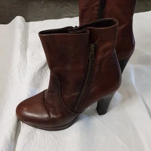 Stövletter bruna skinn - Supersnygga stövletter i brunt skinn från Lierberdskin strl 38. Mycket fint skick. Säljes för endast 150 kr